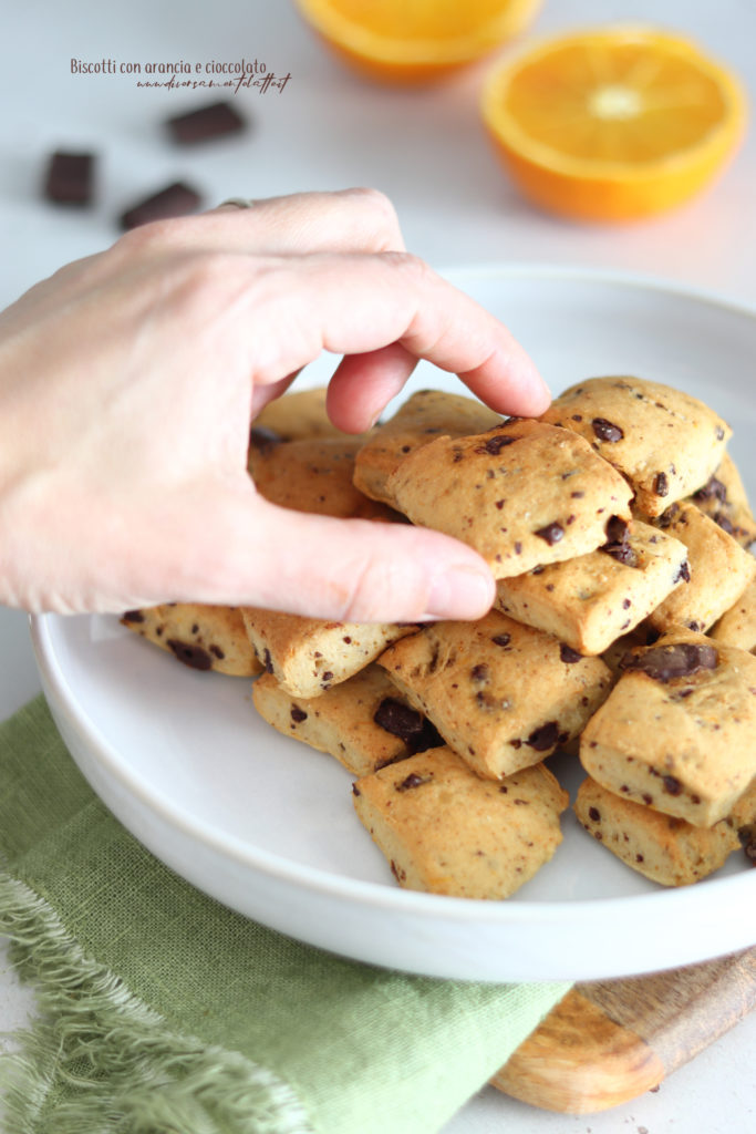 biscotti con arancia e cioccolato senza uova