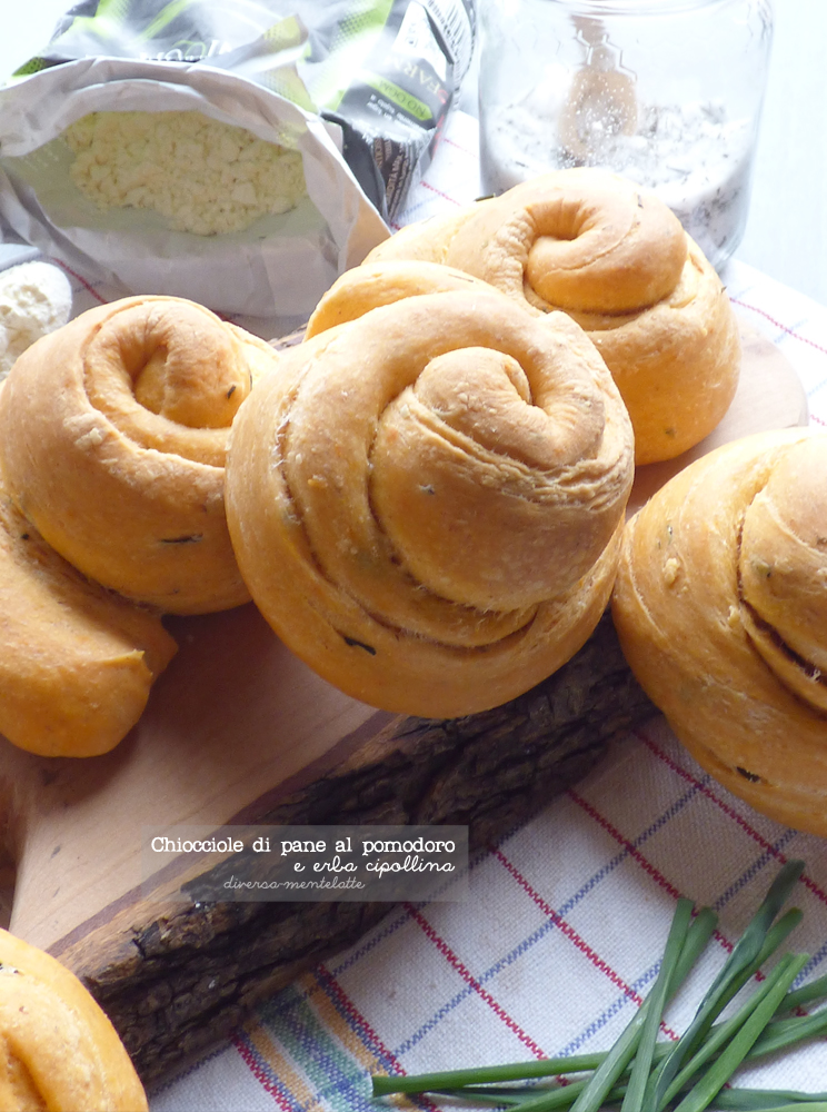 chiocciole di pane al pomodoro-e-erba-cipollina con pasta madre