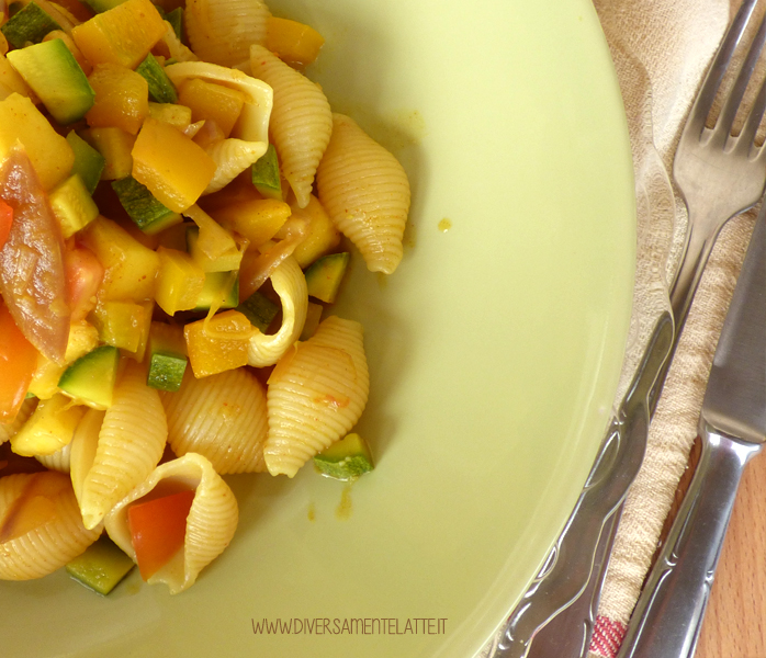 diversamentelatte conchiglie con pesche e verdure piccanti