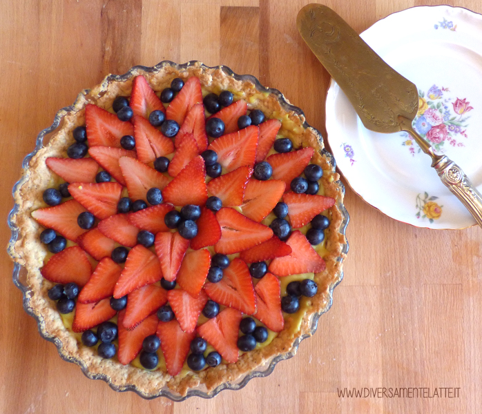 diversamentelatte crostata con crema al limone fragole e mirtilli