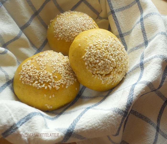 diversamentelatte pane con pasta madre alla curcuma e sesamo