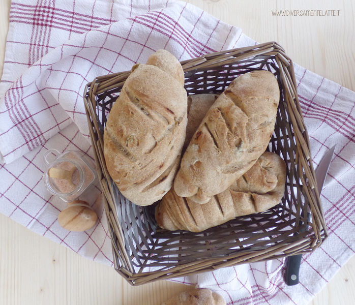 diversamentelatte pane integrale alle acciughe ed olive