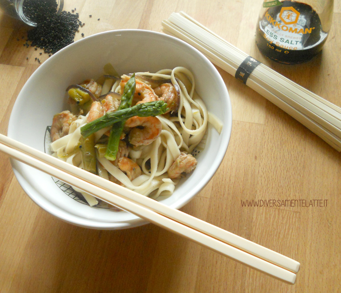 diversamentelatte udon con code di gambero e asparagi