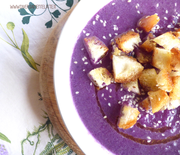 diversamentelatte vellutata di cavolo viola e crostini piccanti