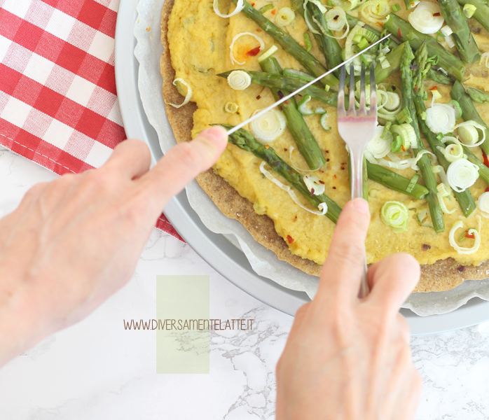 diversamentelatte_pizza di quinoa con hummus asparagi