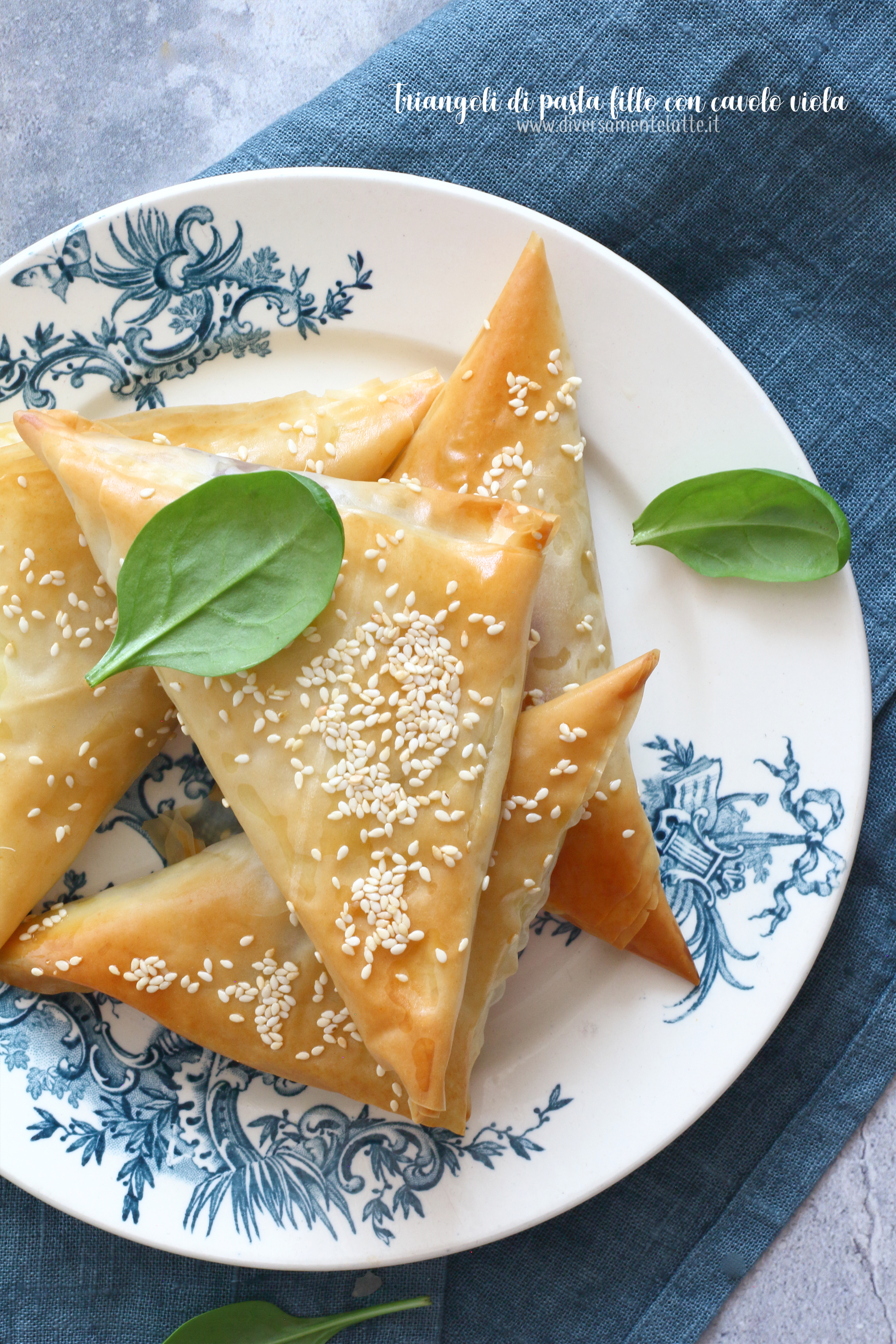 Triangoli di pasta fillo con cavolo viola e zucca - Diversamentelatte