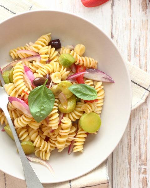 Insalata di pasta fredda con pesto di pomodoro e peperone ...