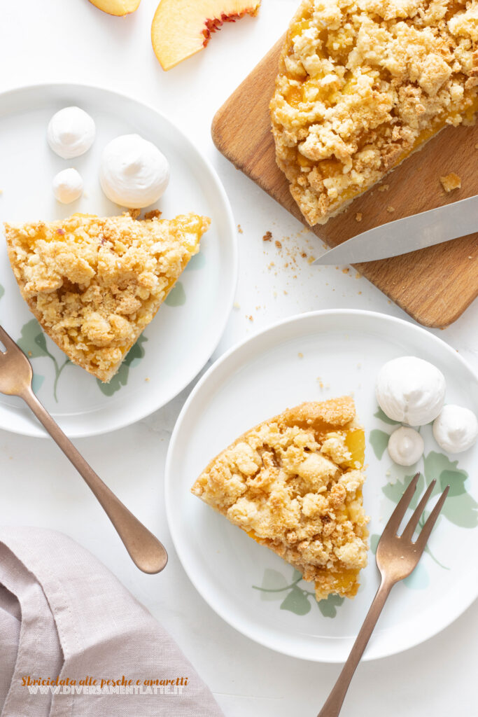 sbriciolata alle pesche e amaretti